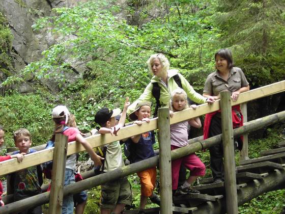Naturerlebniswanderung der ersten Klassen zum Eifersbacher Wasserfall